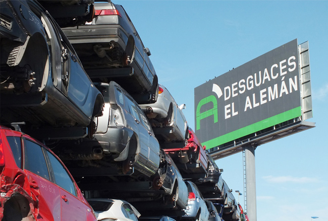 Toutconteneurs collabore avec Desguaces El Alemán pour améliorer sa logistique interne grâce à des bacs en plastique.