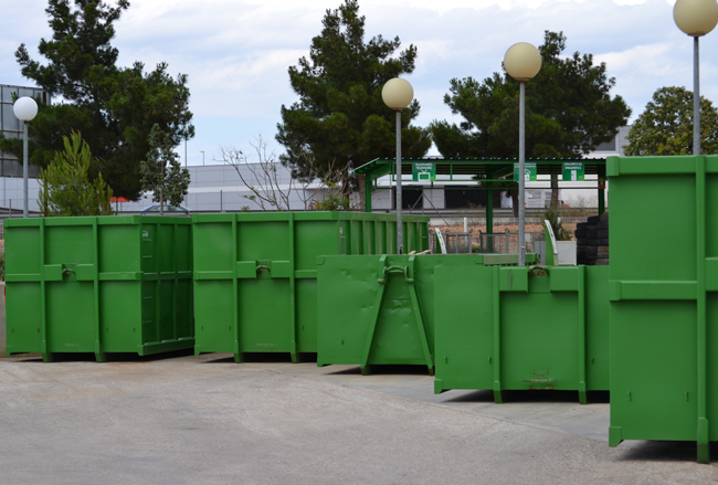 La Concejalía de Medio Ambiente de Nuevo Baztán (Madrid) ha creado un nuevo proyecto de un Punto Limpio municipal donde se reciban, determinados residuos urbanos; tales como: Aceite usado de vehículos, vidrio, baterías de coche usadas, fluorescentes, medicamentos caducados, pilas, radiografías, pinturas y disolventes, aceite usado de cocina